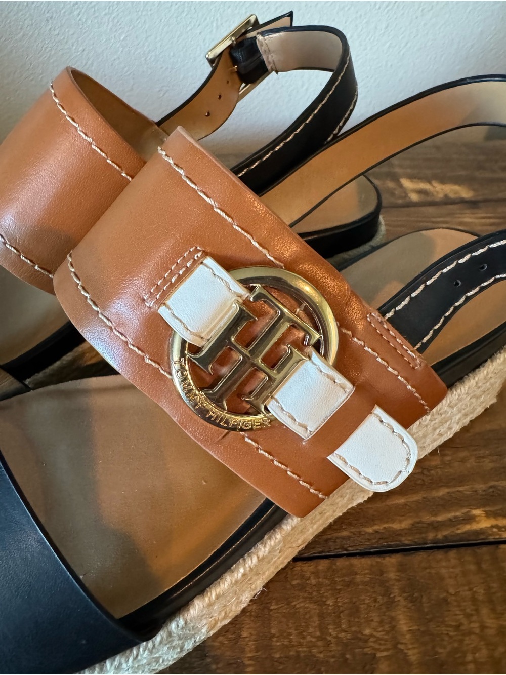 Tommy Hilfiger Black and Brown Platform Espadrille Sandals with Gold Accent NWOB - Picture 4 of 7